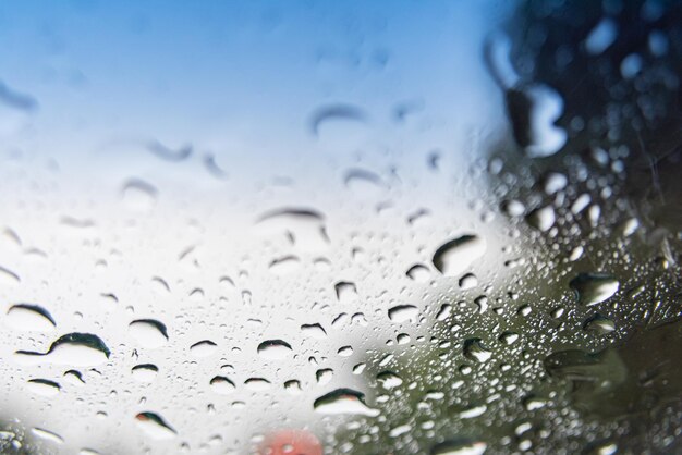 Jour de pluie - derrière la vitre de la voiture