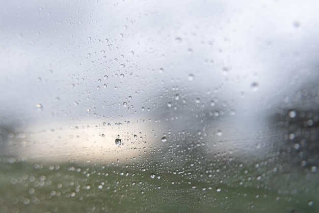 Jour de pluie - derrière la vitre de la voiture