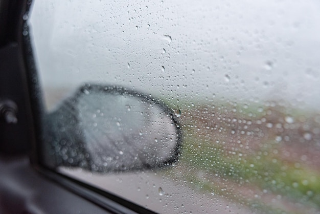 Jour de pluie derrière la vitre de la voiture