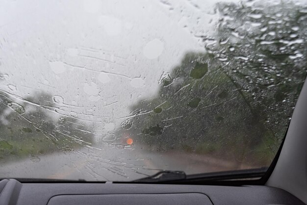 Jour de pluie derrière la vitre de la voiture