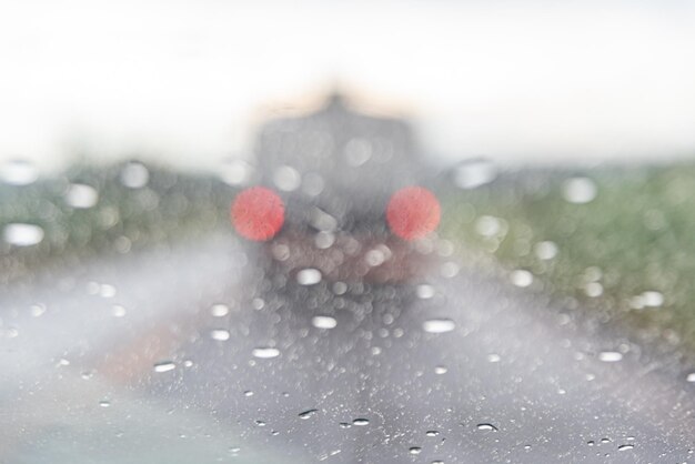 Jour de pluie derrière la vitre de la voiture