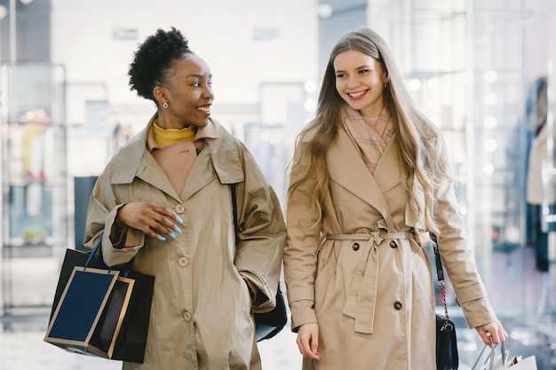 Jour de shopping. Copines internationales. Les femmes dans un centre commercial.