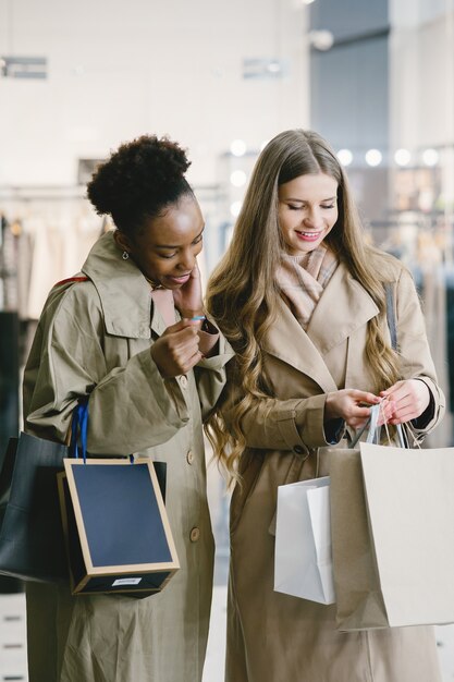 Jour de shopping. Copines internationales. Les femmes dans un centre commercial.