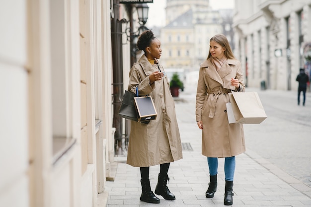 Jour de shopping. Copines internationales. Les femmes dans une ville.