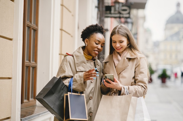 Jour de shopping. Copines internationales. Les femmes dans une ville.