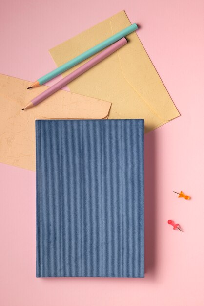Le journal de la balle à plat est une nature morte.