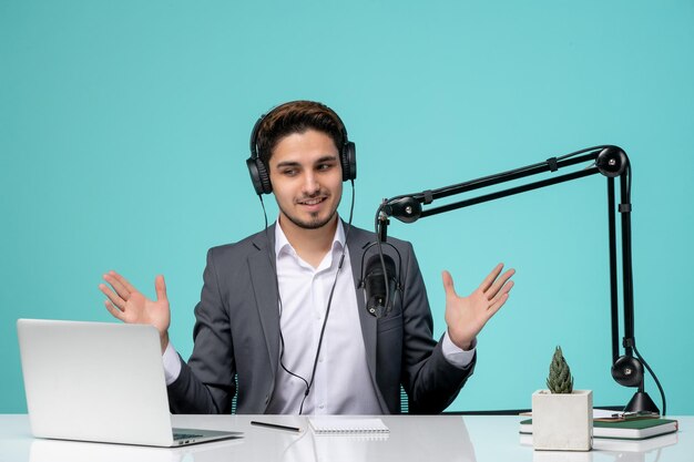 Journaliste blogueur enregistrant une vidéo mignon beau mec au bureau en agitant les mains