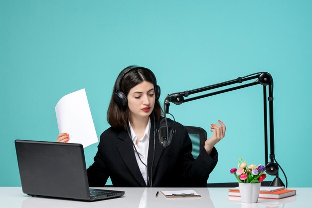 Journaliste blogueuse belle jeune fille en blazer noir enregistrant un discours sur la caméra les yeux fermés