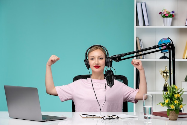 Journaliste blogueuse blonde mignonne jeune fille enregistrant une vidéo sur un ordinateur au bureau