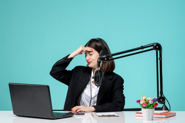 Journaliste blogueuse fille mignonne jeune en blazer noir enregistrant un discours sur la caméra fatiguée