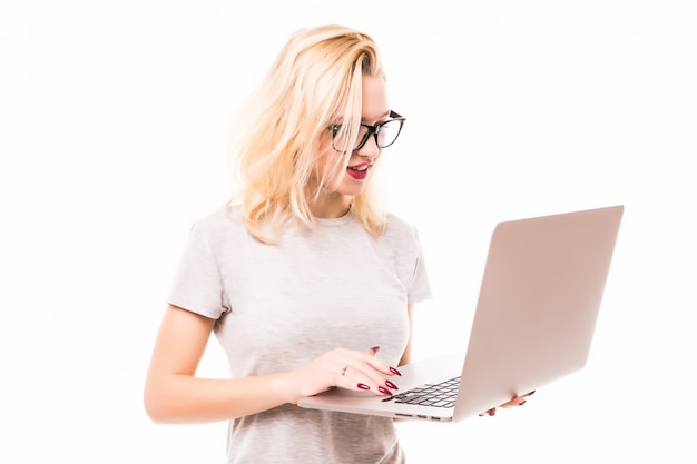 Photo gratuite journaliste blonde à lunettes tient son ordinateur portable dans ses mains