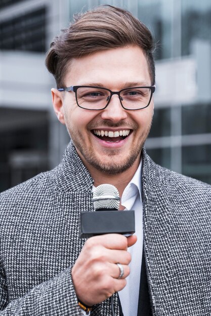 Journaliste homme au travail