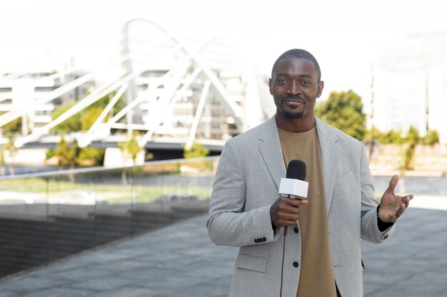 Journaliste masculin formel vue de face