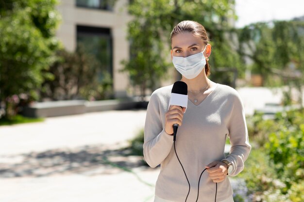 Journaliste avec masque médical