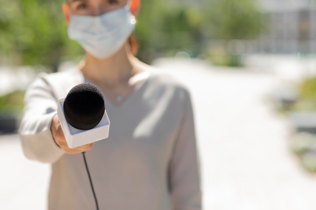 Photo gratuite journaliste avec masque médical