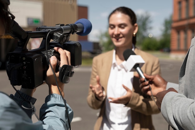 Journaliste prenant une interview d'une femme