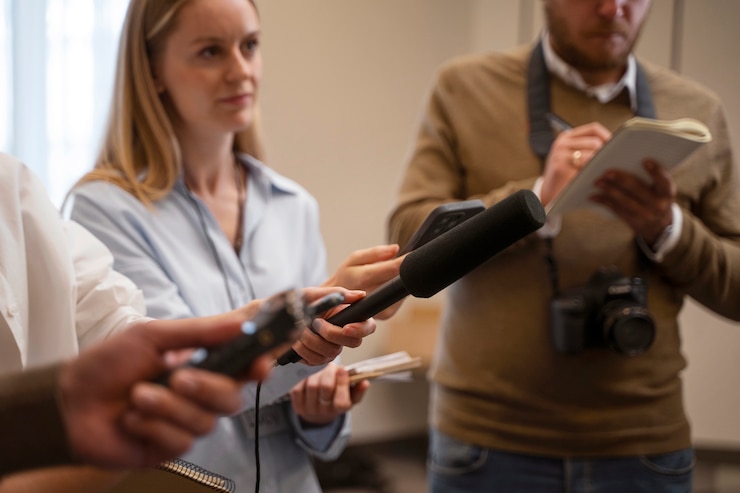 Photo gratuit journaliste de presse suivant des pistes dans une affaire