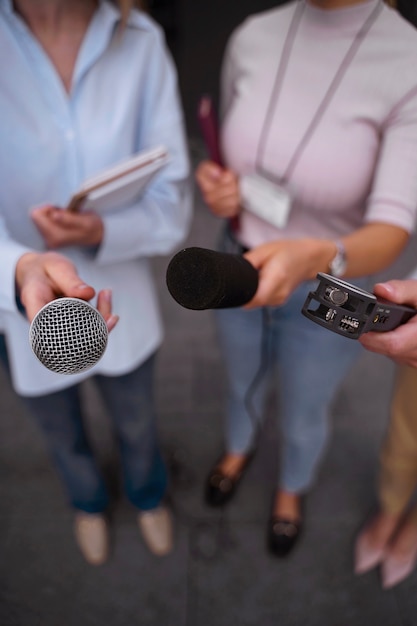 Journaliste de presse suivant des pistes dans une affaire