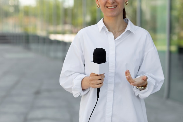 Journaliste vue de face avec espace de copie