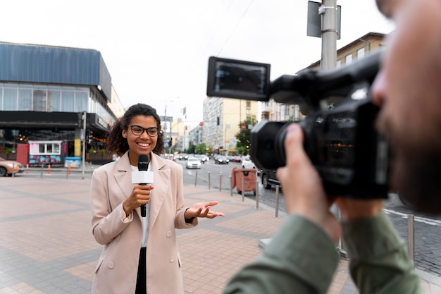 Journaliste vue de face prenant une interview