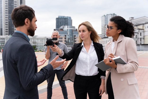 Journalistes prenant une interview à l'extérieur