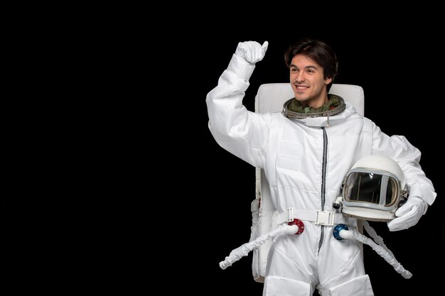 Journée de l'astronaute cosmonaute excité dans l'espace cosmos galaxie casque atterri avec succès heureux