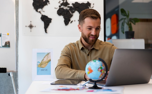 Photo gratuite une journée au bureau d'une agence de voyage