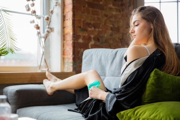 Journée de la beauté. Femme faisant sa routine quotidienne de soins de la peau à la maison