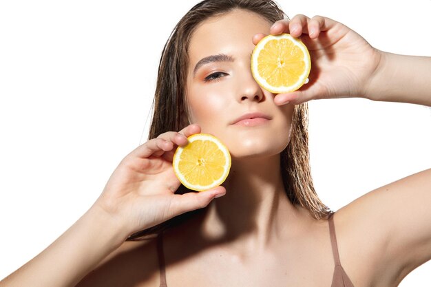 Journée de la beauté. Femme portant une serviette faisant sa routine quotidienne de soins de la peau