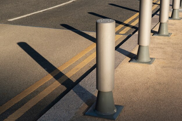 Journée dans la ville avec des ombres architecturales