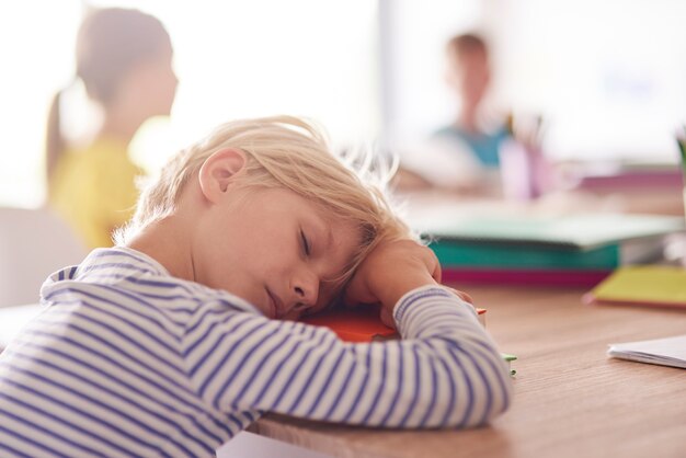 Journée endormie d'élève du primaire