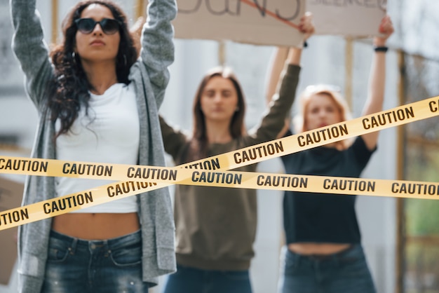 Journée ensoleillée. Un groupe de femmes féministes protestent pour leurs droits en plein air