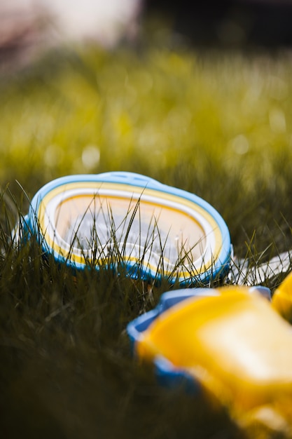 Photo gratuite journée ensoleillée avec des lunettes et des pattes sur l'herbe