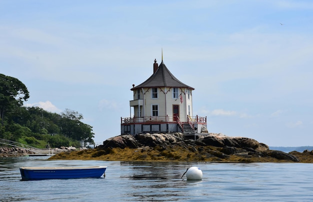 Photo gratuite journée d'été dans la baie de casco au large de l'île de bustin