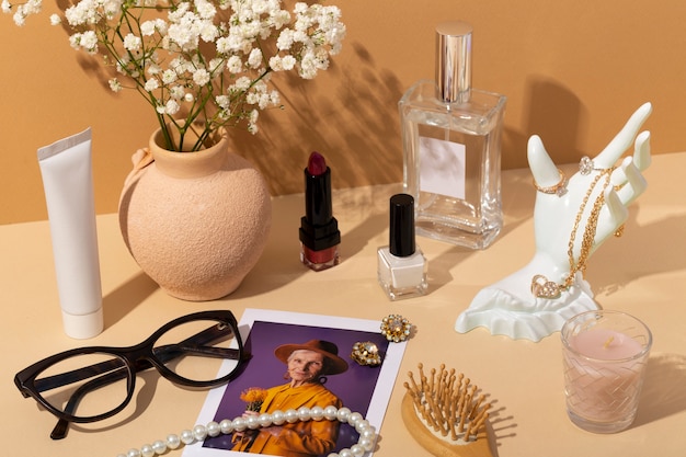 Photo gratuite journée de la femme nature morte avec maquillage et bijoux