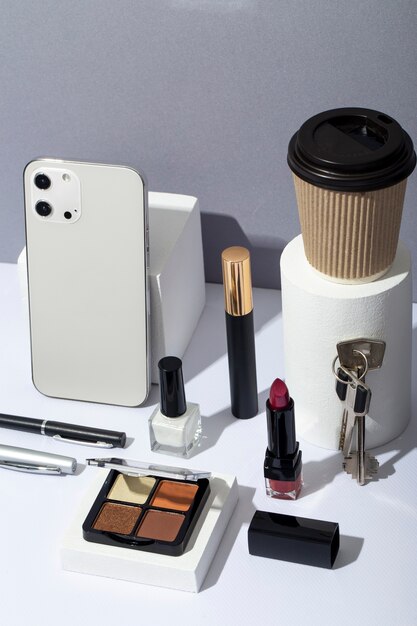 Photo gratuite journée de la femme nature morte avec maquillage et bijoux