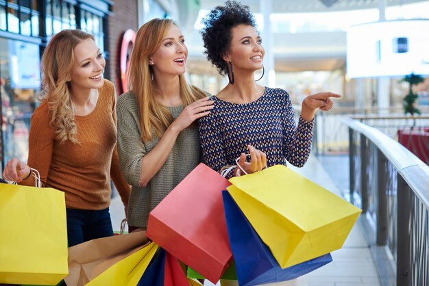 Journée des filles au centre commercial