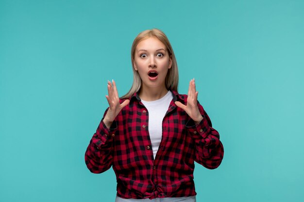 Journée internationale des étudiants jeune jolie fille en chemise à carreaux rouge choquée en agitant les mains