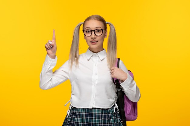 Journée mondiale du livre jeune fille blonde avec des queues de cheval sur fond jaune