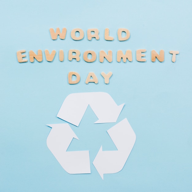 Journée mondiale de l&#39;environnement texte et symbole de recyclage sur fond bleu