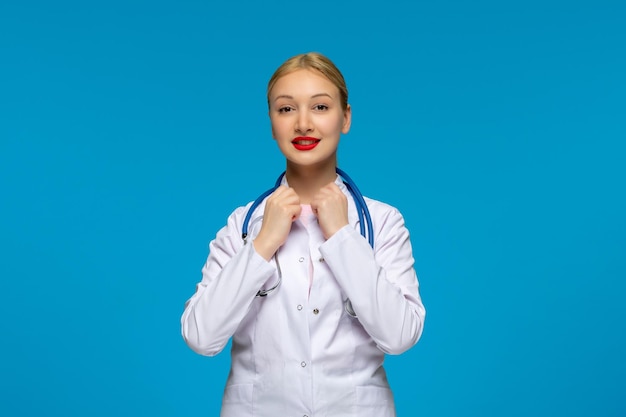 Journée mondiale des médecins souriant médecin confiant avec le stéthoscope dans la blouse médicale