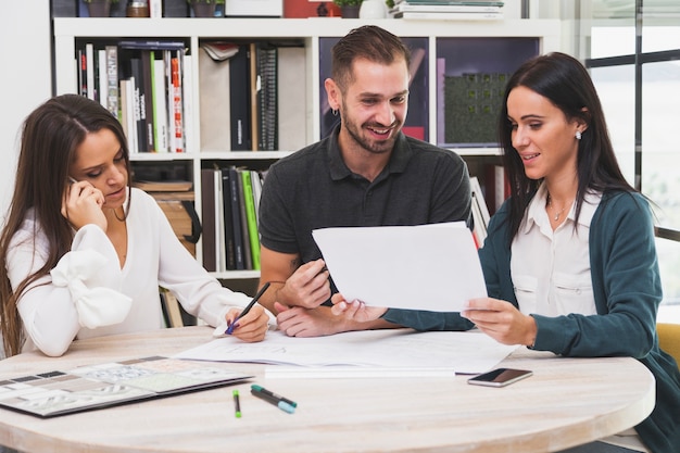 Joyeuse équipe de bureau faisant de la paperasse