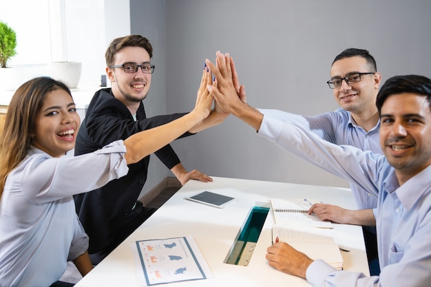 Joyeuse équipe professionnelle célébrant le démarrage réussi