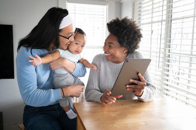 Joyeuse famille multiethnique passant du temps ensemble dans la nouvelle normalité