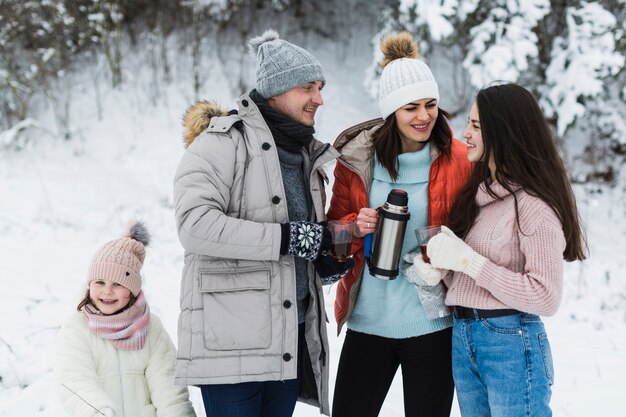 Joyeuse famille parlant dans la nature