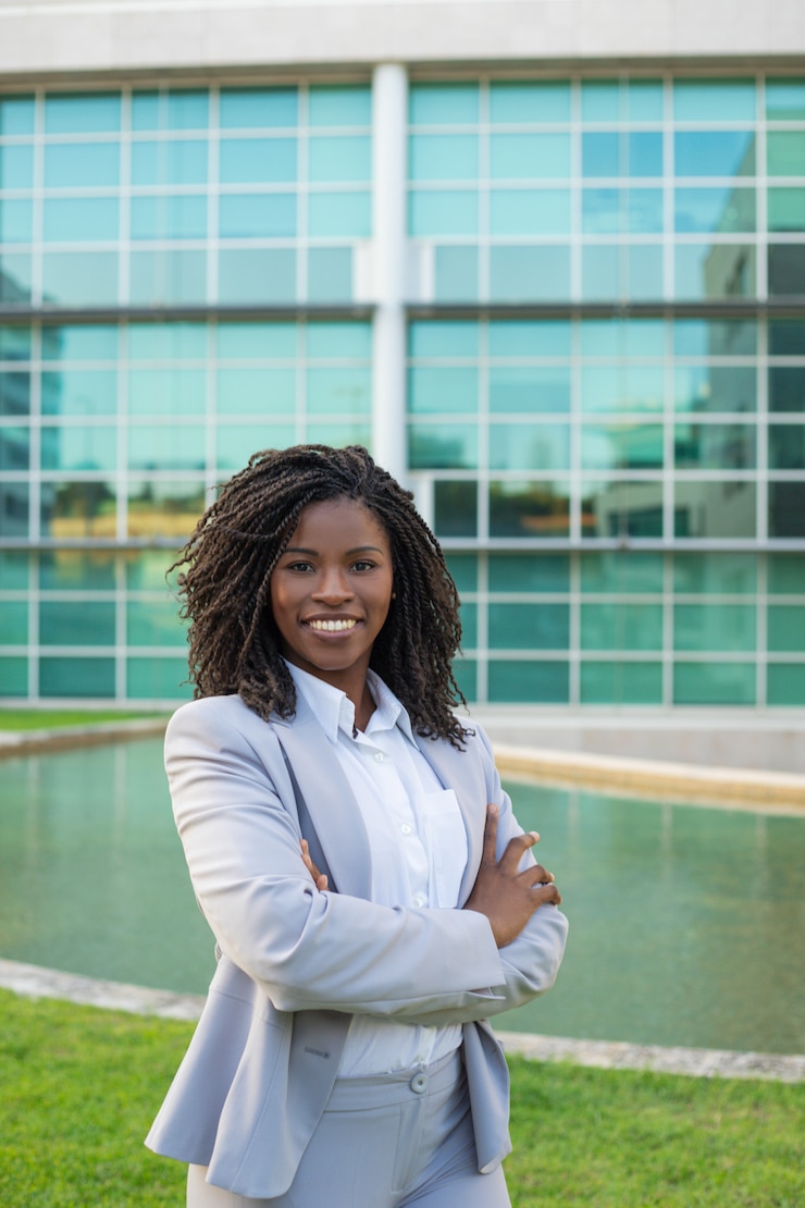 Photo gratuit joyeuse femme professionnelle souriante posant près du bureau