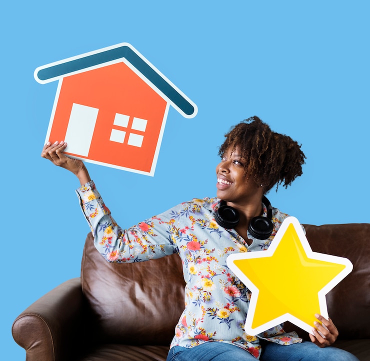 Photo gratuit joyeuse femme tenant une maison et des icônes étoiles