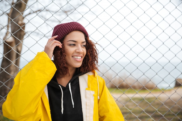 Photo gratuite joyeuse jeune femme africaine marchant en plein air