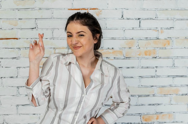 Joyeuse jeune femme souriante à la caméra Photo de haute qualité