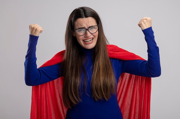 Photo gratuite joyeuse jeune fille de super-héros portant des lunettes montrant oui geste isolé sur blanc